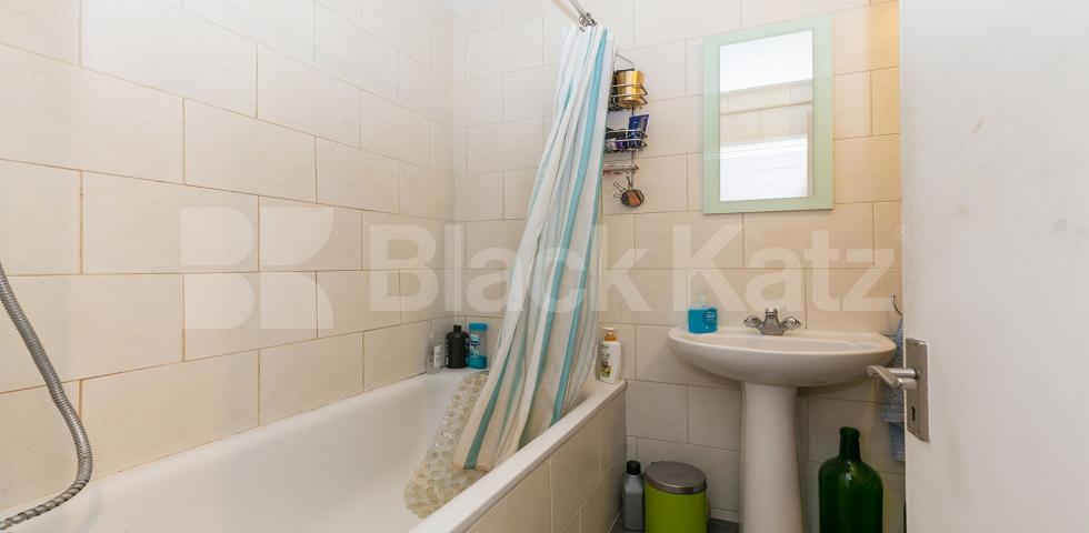 			New Instruction In Heart Of Crouch End !, 1 Bedroom, 1 bath, 1 reception Flat			 Crescent Road, CROUCH END